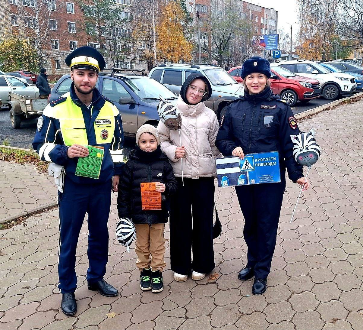 Зебра – помощник в пути. В день рождения пешеходного перехода сотрудники Госавтоинспекции города Вятские Поляны напомнили пешеходам о значимости и важности нанесенной разметки в виде «зебры» Зебра – помощник в пути. В день рождения пешеходного перехода сотрудники Госавтоинспекции города Вятские Поляны напомнили пешеходам о значимости и важности нанесенной разметки в виде «зебры»