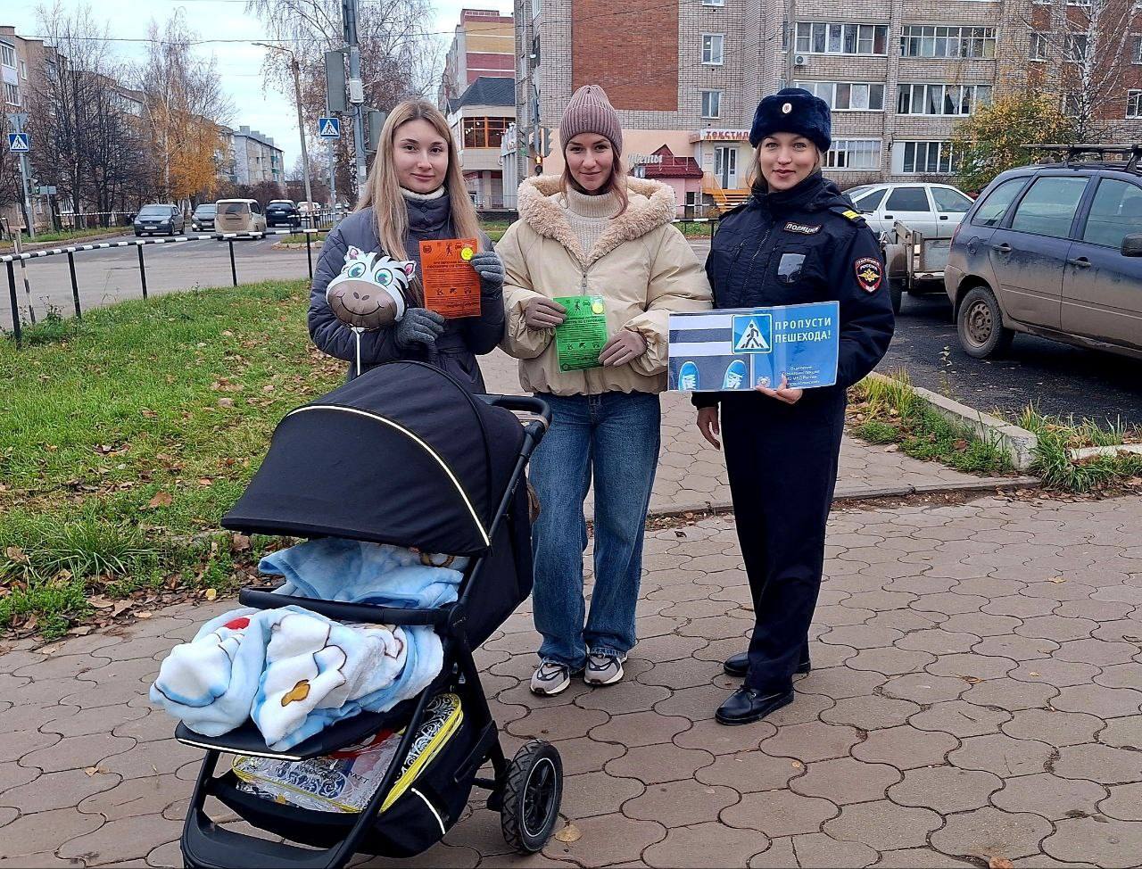 Зебра – помощник в пути. В день рождения пешеходного перехода сотрудники Госавтоинспекции города Вятские Поляны напомнили пешеходам о значимости и важности нанесенной разметки в виде «зебры» Зебра – помощник в пути. В день рождения пешеходного перехода сотрудники Госавтоинспекции города Вятские Поляны напомнили пешеходам о значимости и важности нанесенной разметки в виде «зебры»