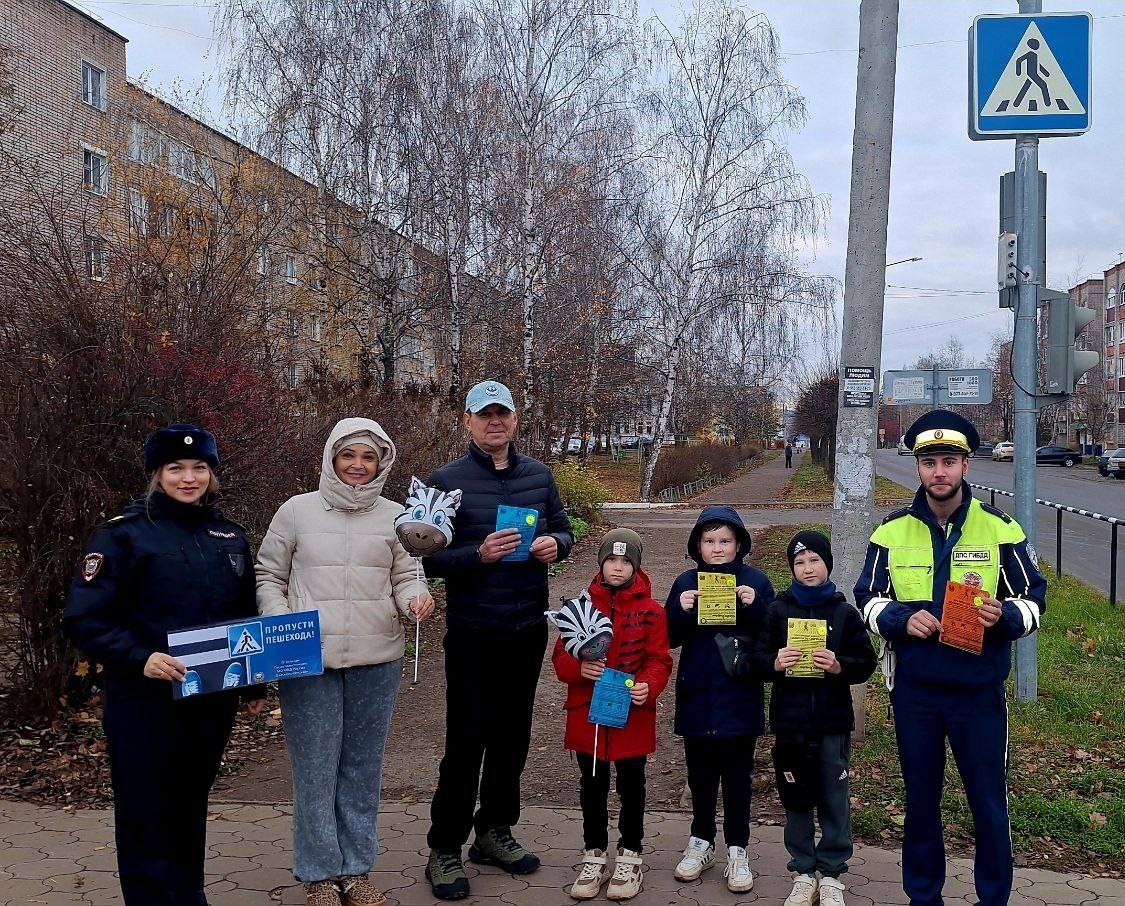Зебра – помощник в пути. В день рождения пешеходного перехода сотрудники Госавтоинспекции города Вятские Поляны напомнили пешеходам о значимости и важности нанесенной разметки в виде «зебры» Зебра – помощник в пути. В день рождения пешеходного перехода сотрудники Госавтоинспекции города Вятские Поляны напомнили пешеходам о значимости и важности нанесенной разметки в виде «зебры»