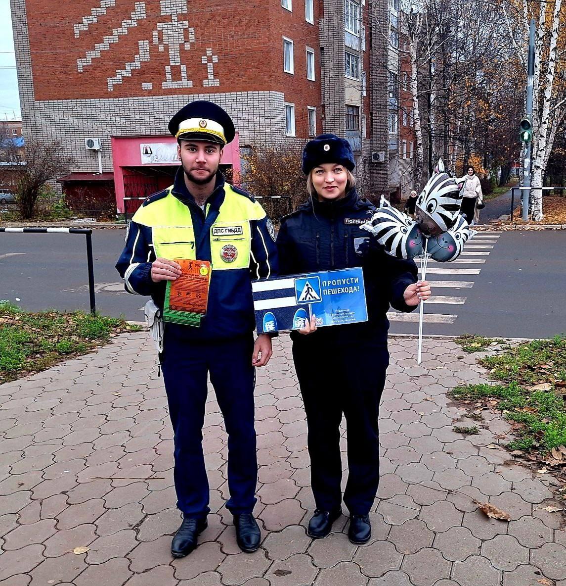 Зебра – помощник в пути. В день рождения пешеходного перехода сотрудники Госавтоинспекции города Вятские Поляны напомнили пешеходам о значимости и важности нанесенной разметки в виде «зебры»