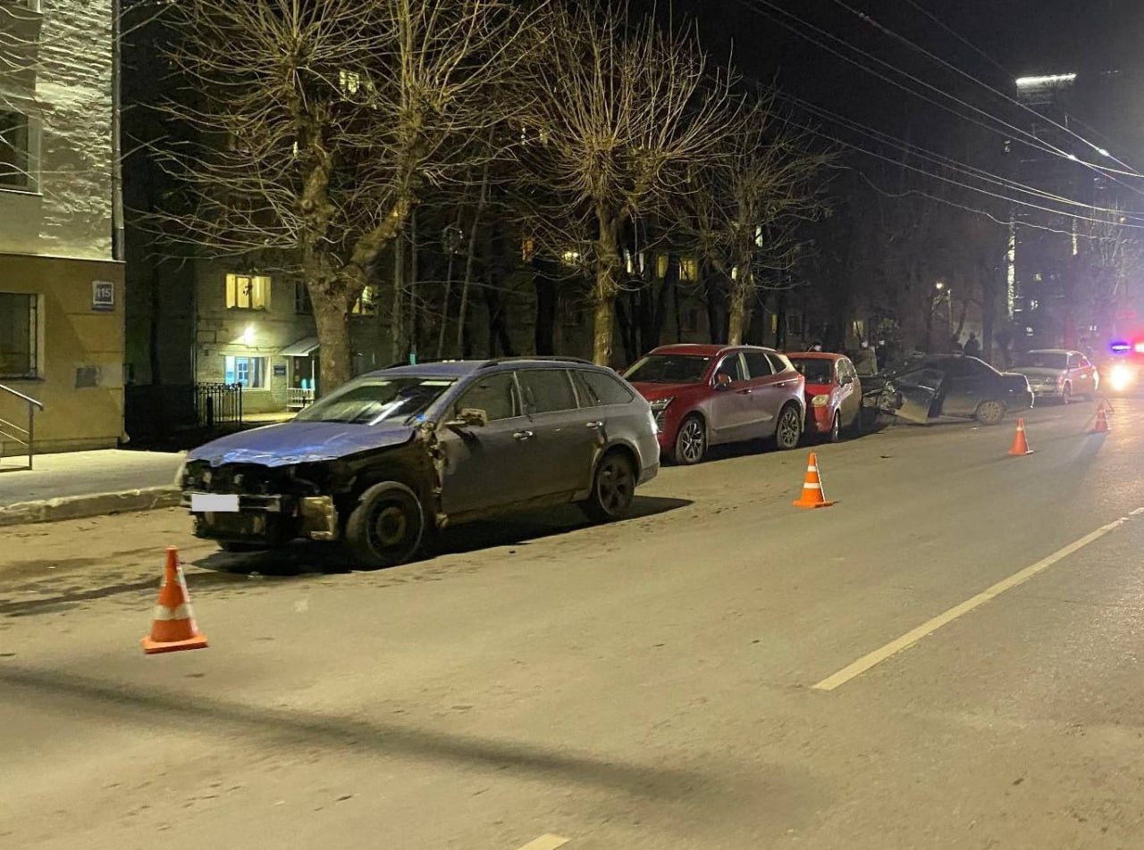 Стали известны подробности массового ДТП на Октябрьском проспекте, 115, в Кирове Стали известны подробности массового ДТП на Октябрьском проспекте, 115, в Кирове