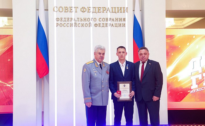 Студента из Санчурска наградили медалью за спасение девочки, провалившейся под лед