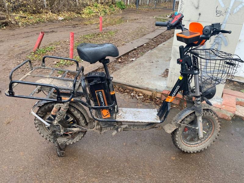 В Кирове разыскивают водителя легкового автомобиля, сбившего электровелосипедиста В Кирове разыскивают водителя легкового автомобиля, сбившего электровелосипедиста