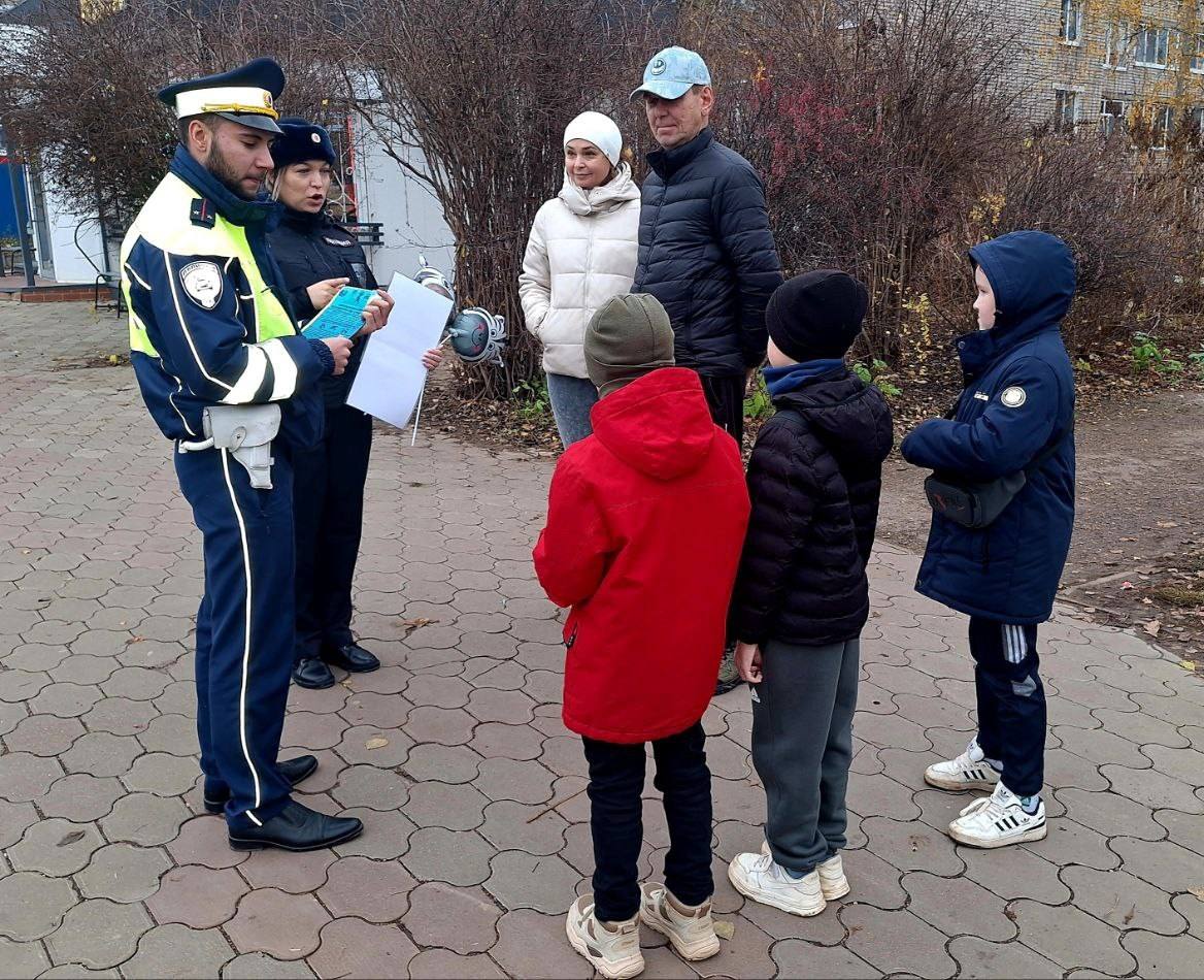 Зебра – помощник в пути. В день рождения пешеходного перехода сотрудники Госавтоинспекции города Вятские Поляны напомнили пешеходам о значимости и важности нанесенной разметки в виде «зебры» Зебра – помощник в пути. В день рождения пешеходного перехода сотрудники Госавтоинспекции города Вятские Поляны напомнили пешеходам о значимости и важности нанесенной разметки в виде «зебры»