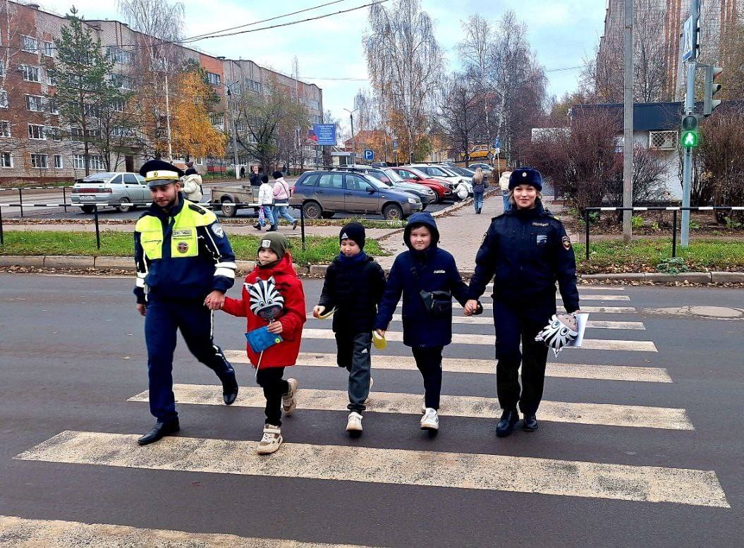 Зебра – помощник в пути. В день рождения пешеходного перехода сотрудники Госавтоинспекции города Вятские Поляны напомнили пешеходам о значимости и важности нанесенной разметки в виде «зебры» Зебра – помощник в пути. В день рождения пешеходного перехода сотрудники Госавтоинспекции города Вятские Поляны напомнили пешеходам о значимости и важности нанесенной разметки в виде «зебры»