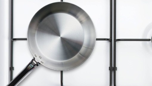 Больше не придется мучиться со сковородкой из нержавейки: вот что сделать, чтобы еда не прилипала