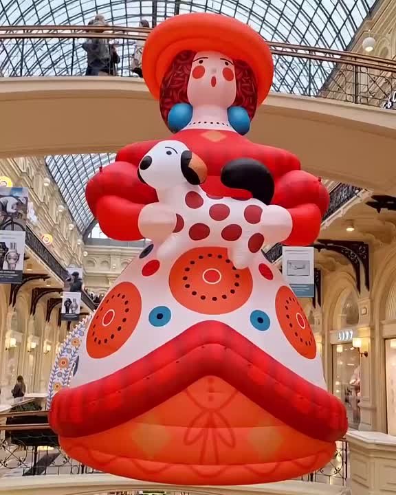 ГУМ создает новогоднее настроение с помощью дымковской игрушки