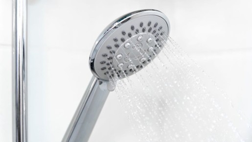 Ни известкового налета, ни ржавчины: вот что поможет почистить лейку душа до блеска