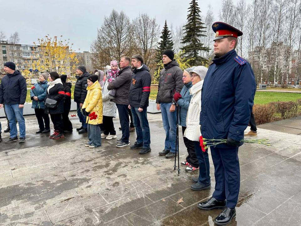Сотрудник следственного управления СК России по Кировской области принял участие в церемонии захоронения останков бойца Красной Армии Сотрудник следственного управления СК России по Кировской области принял участие в церемонии захоронения останков бойца Красной Армии