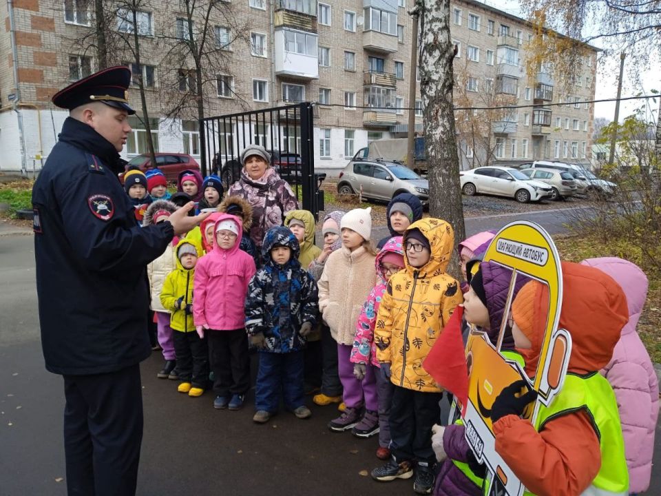 "Шагающий автобус" ведёт дошколят к безопасности! "Шагающий автобус" ведёт дошколят к безопасности!
