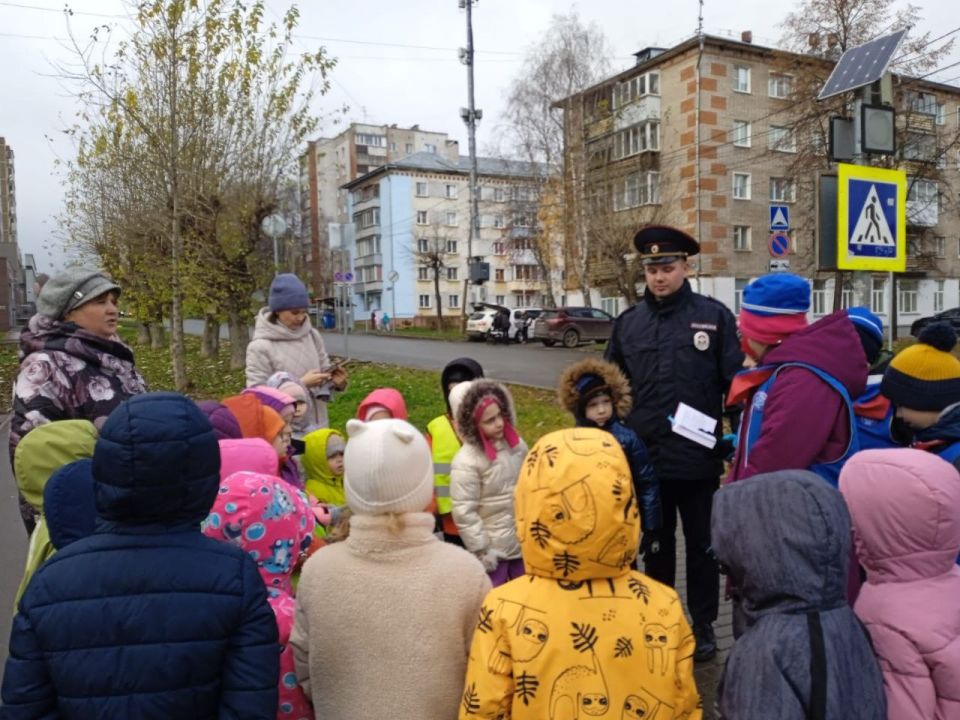 "Шагающий автобус" ведёт дошколят к безопасности! "Шагающий автобус" ведёт дошколят к безопасности!