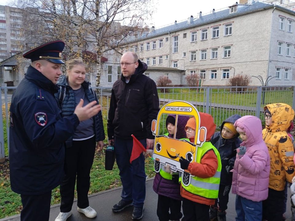 "Шагающий автобус" ведёт дошколят к безопасности! "Шагающий автобус" ведёт дошколят к безопасности!