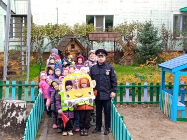 "Шагающий автобус" ведёт дошколят к безопасности!