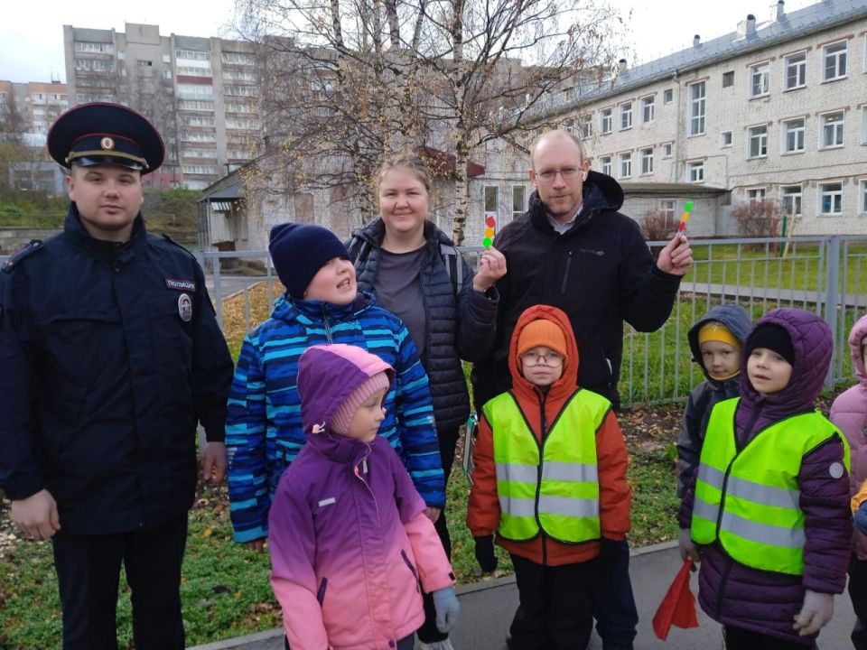 "Шагающий автобус" ведёт дошколят к безопасности! "Шагающий автобус" ведёт дошколят к безопасности!