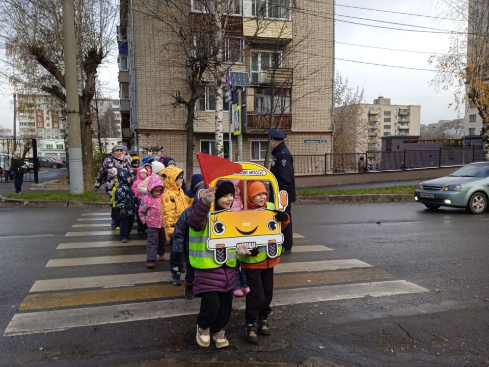 "Шагающий автобус" ведёт дошколят к безопасности! "Шагающий автобус" ведёт дошколят к безопасности!