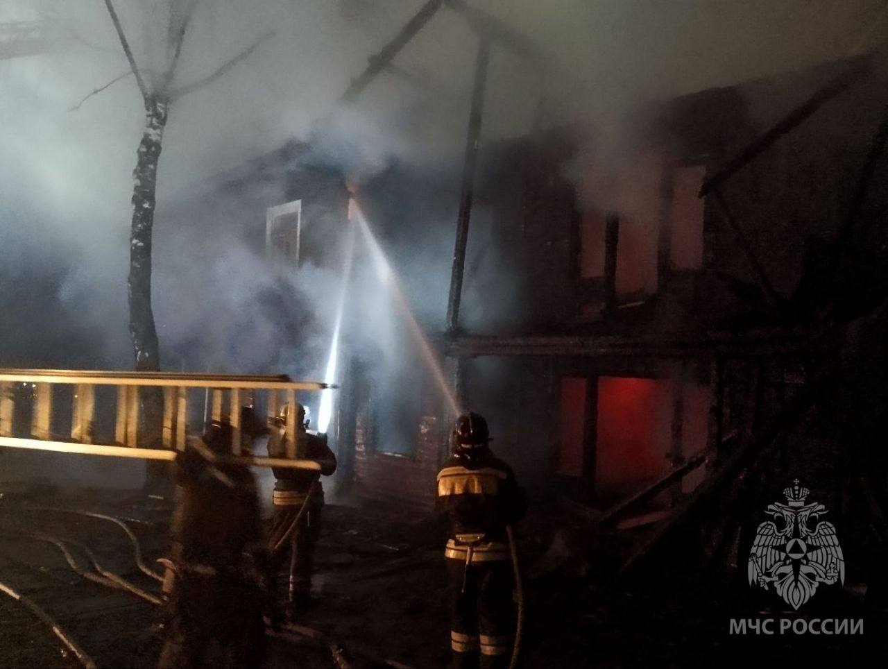 Более 30 пожарных тушили дом в Нововятске