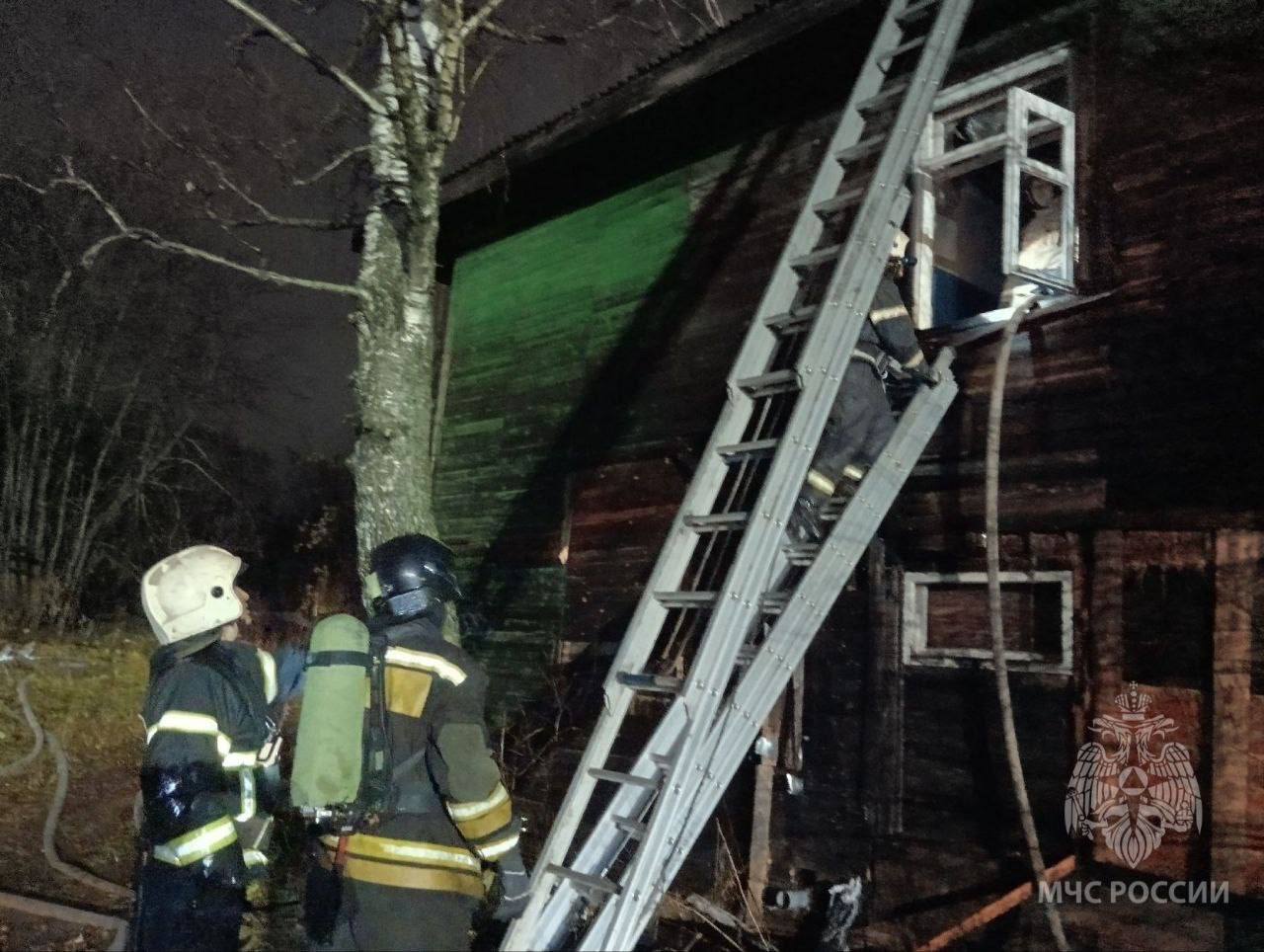 Более 30 пожарных тушили дом в Нововятске Более 30 пожарных тушили дом в Нововятске