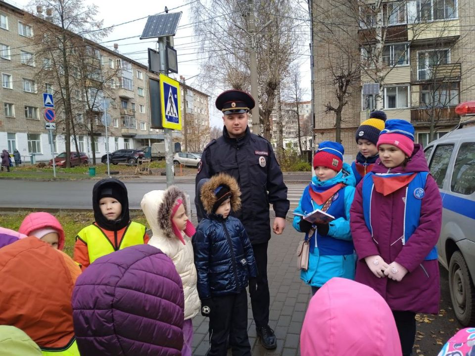 "Шагающий автобус" ведёт дошколят к безопасности! "Шагающий автобус" ведёт дошколят к безопасности!