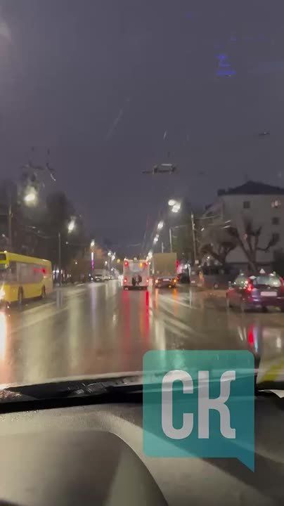 В Кирове на Милицейской улице подростки снова катались на троллейбусе снаружи