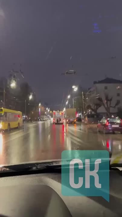 В Кирове на Милицейской улице подростки снова катались на троллейбусе снаружи