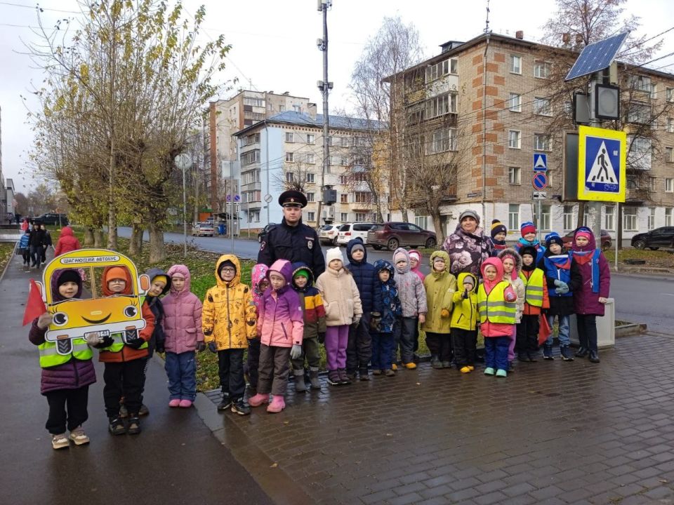 "Шагающий автобус" ведёт дошколят к безопасности! "Шагающий автобус" ведёт дошколят к безопасности!