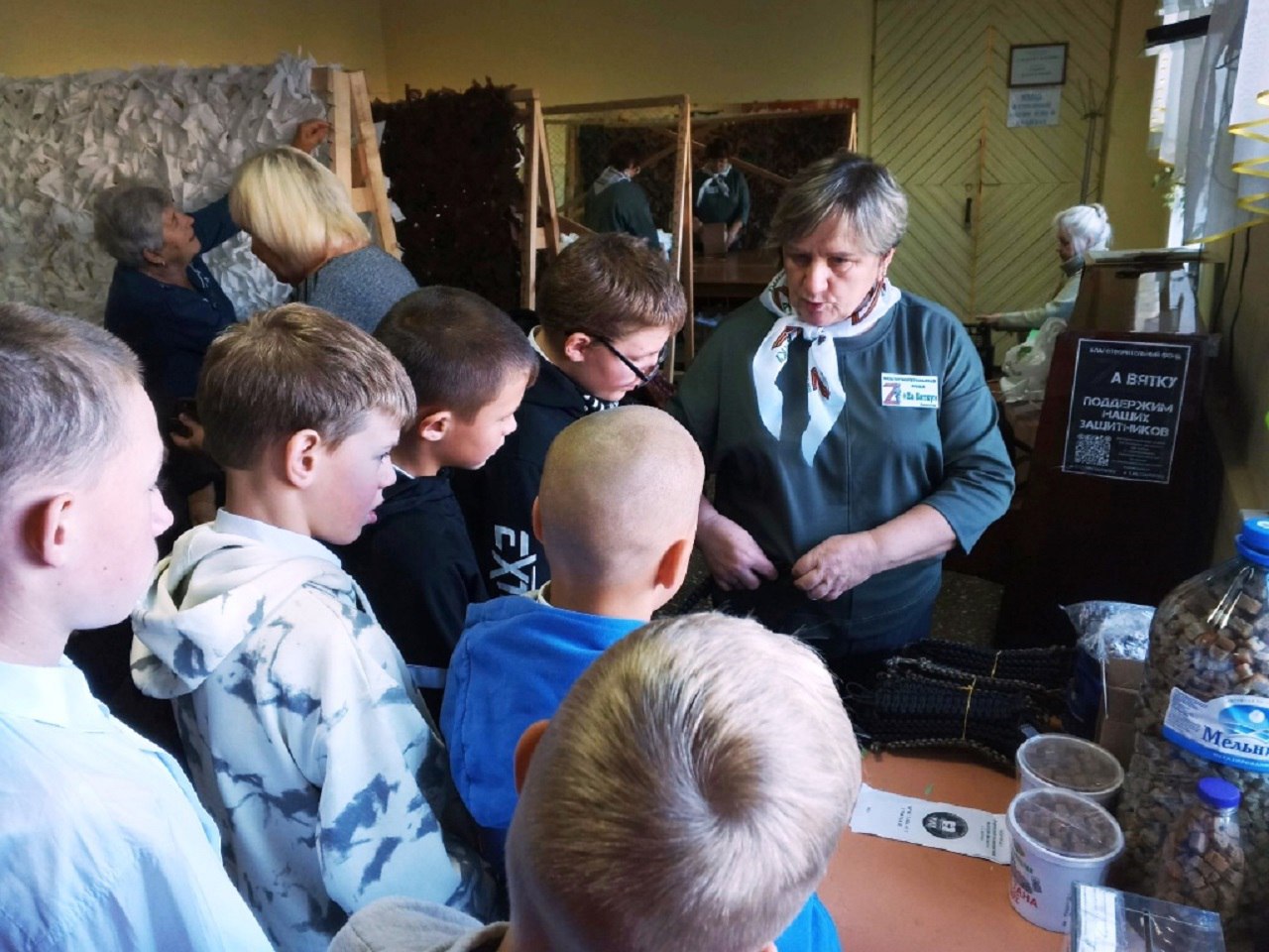 Школьники из Кирова помогают фронту и учатся добру