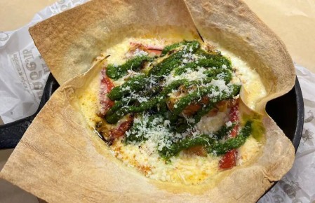 Кулинарные шедевры от шефа: сочные салаты и хрустящее куриное бедро