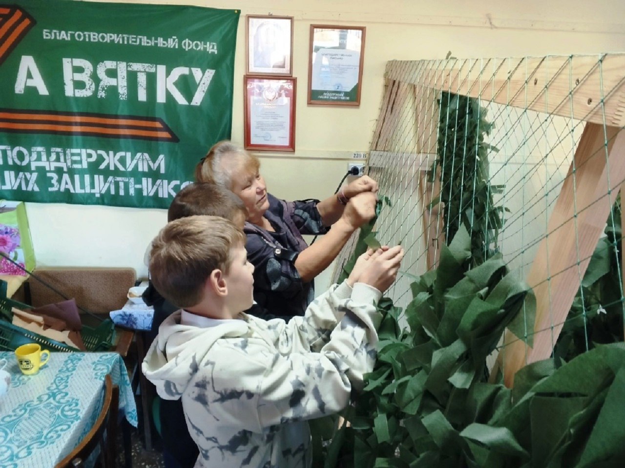 Школьники из Кирова помогают фронту и учатся добру Школьники из Кирова помогают фронту и учатся добру