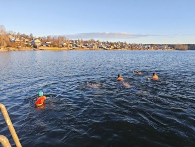 #кактамусоседей. В Перми люди по-прежнему купаются Правда, это не обычные отдыхающие, а моржи