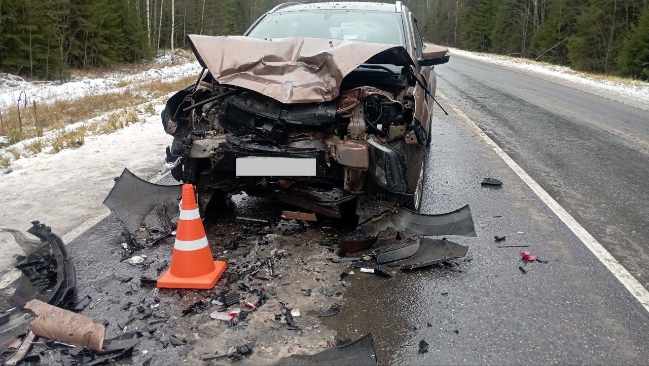 В Белохолуницком районе «Тойота» вылетела с трассы после столкновения с «Ладой» В Белохолуницком районе «Тойота» вылетела с трассы после столкновения с «Ладой»