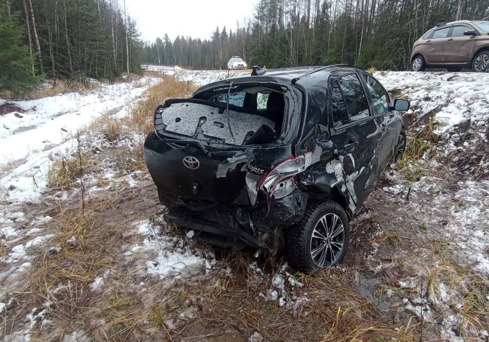В Белохолуницком районе «Тойота» вылетела с трассы после столкновения с «Ладой»