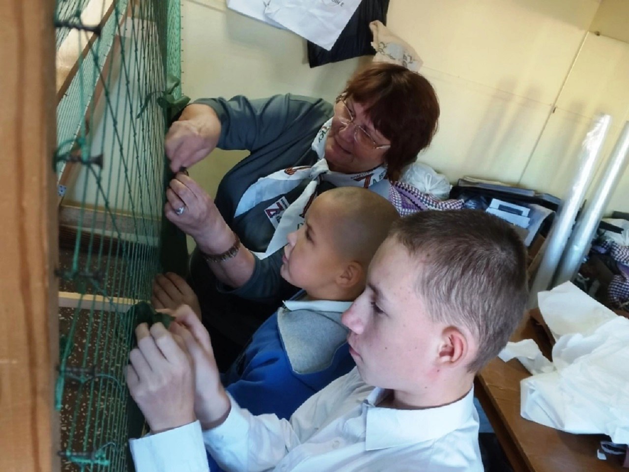 Школьники из Кирова помогают фронту и учатся добру Школьники из Кирова помогают фронту и учатся добру