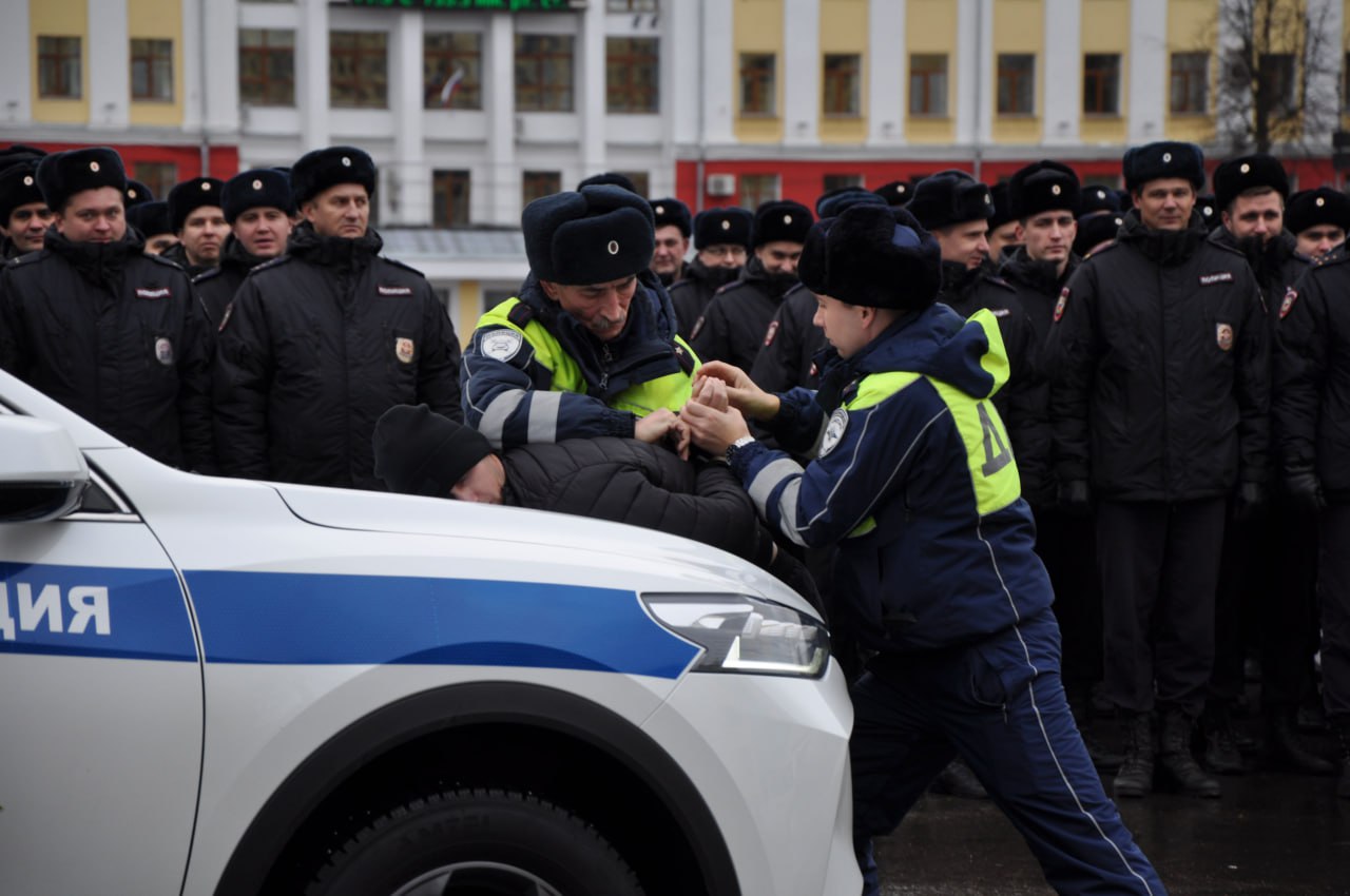 В Кирове на Театральной площади прошел гарнизонный инструктаж сил охраны правопорядка В Кирове на Театральной площади прошел гарнизонный инструктаж сил охраны правопорядка