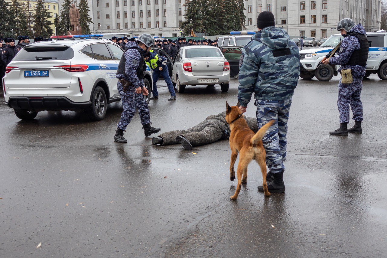 Елена Ковалева: На традиционном в преддверии профессионального праздника строевом смотре сотрудников органов внутренних дел отметили их общественных помощников - народных дружинников Елена Ковалева: На традиционном в преддверии профессионального праздника строевом смотре сотрудников органов внутренних дел отметили их общественных помощников - народных дружинников