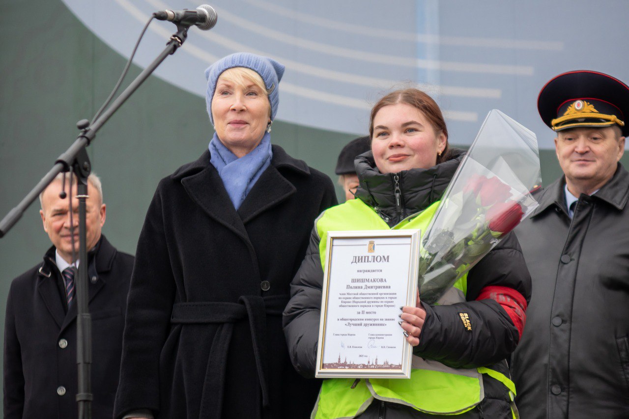 Елена Ковалева: На традиционном в преддверии профессионального праздника строевом смотре сотрудников органов внутренних дел отметили их общественных помощников - народных дружинников Елена Ковалева: На традиционном в преддверии профессионального праздника строевом смотре сотрудников органов внутренних дел отметили их общественных помощников - народных дружинников