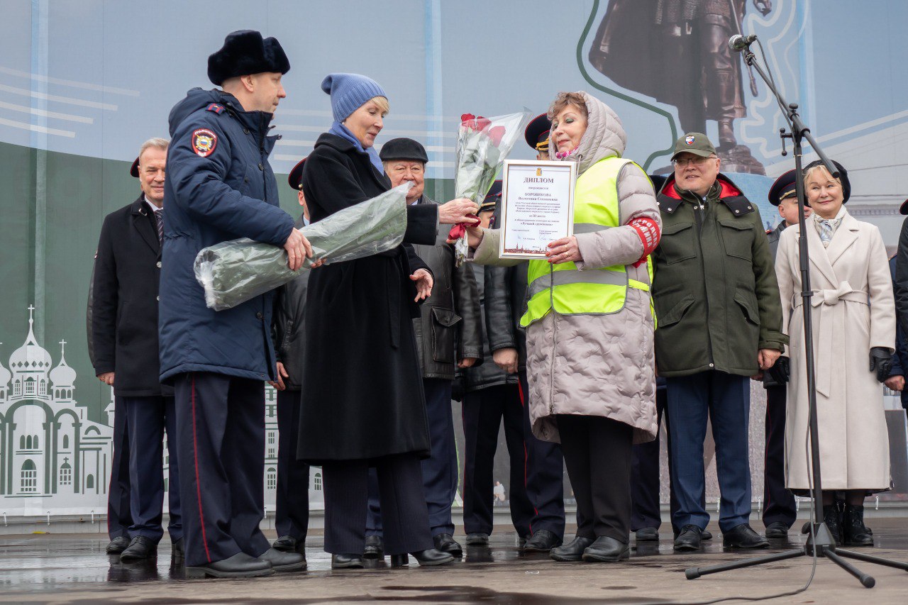Елена Ковалева: На традиционном в преддверии профессионального праздника строевом смотре сотрудников органов внутренних дел отметили их общественных помощников - народных дружинников Елена Ковалева: На традиционном в преддверии профессионального праздника строевом смотре сотрудников органов внутренних дел отметили их общественных помощников - народных дружинников