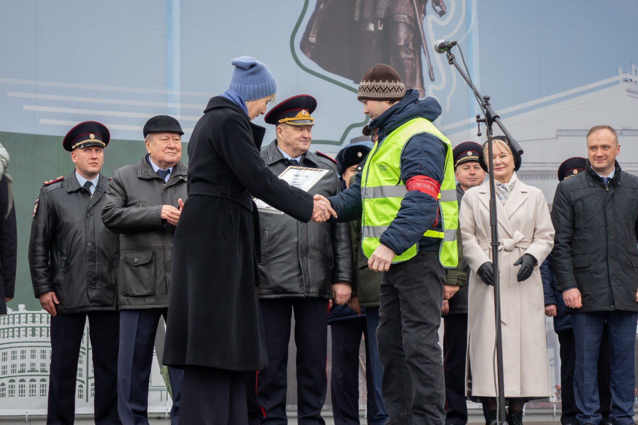 Елена Ковалева: На традиционном в преддверии профессионального праздника строевом смотре сотрудников органов внутренних дел отметили их общественных помощников - народных дружинников Елена Ковалева: На традиционном в преддверии профессионального праздника строевом смотре сотрудников органов внутренних дел отметили их общественных помощников - народных дружинников