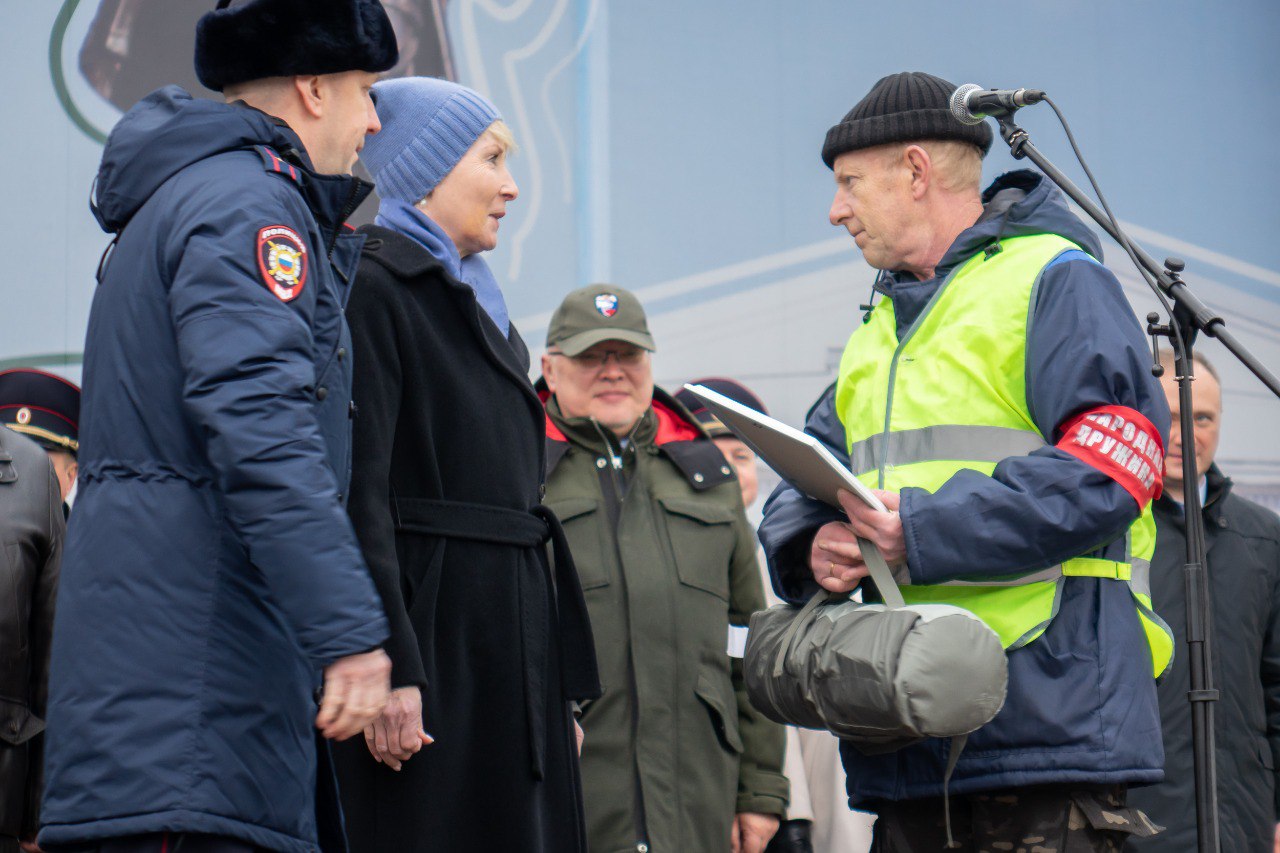 Елена Ковалева: На традиционном в преддверии профессионального праздника строевом смотре сотрудников органов внутренних дел отметили их общественных помощников - народных дружинников Елена Ковалева: На традиционном в преддверии профессионального праздника строевом смотре сотрудников органов внутренних дел отметили их общественных помощников - народных дружинников