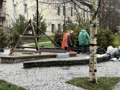 Фонтан-шар устанавливают в сквере художников