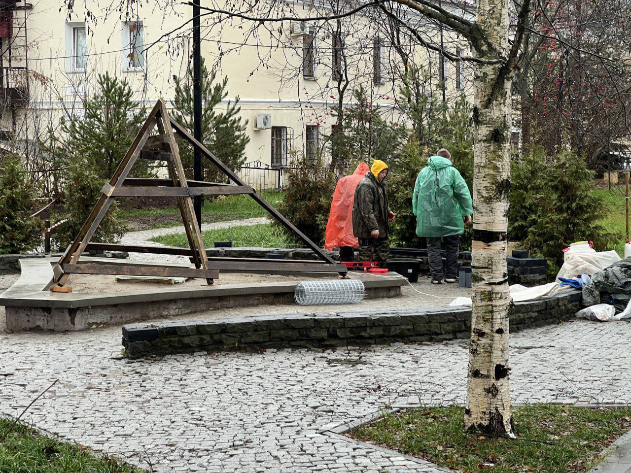 Фонтан-шар устанавливают в сквере художников