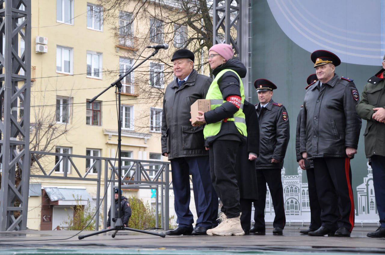 В Кирове на Театральной площади прошел гарнизонный инструктаж сил охраны правопорядка В Кирове на Театральной площади прошел гарнизонный инструктаж сил охраны правопорядка