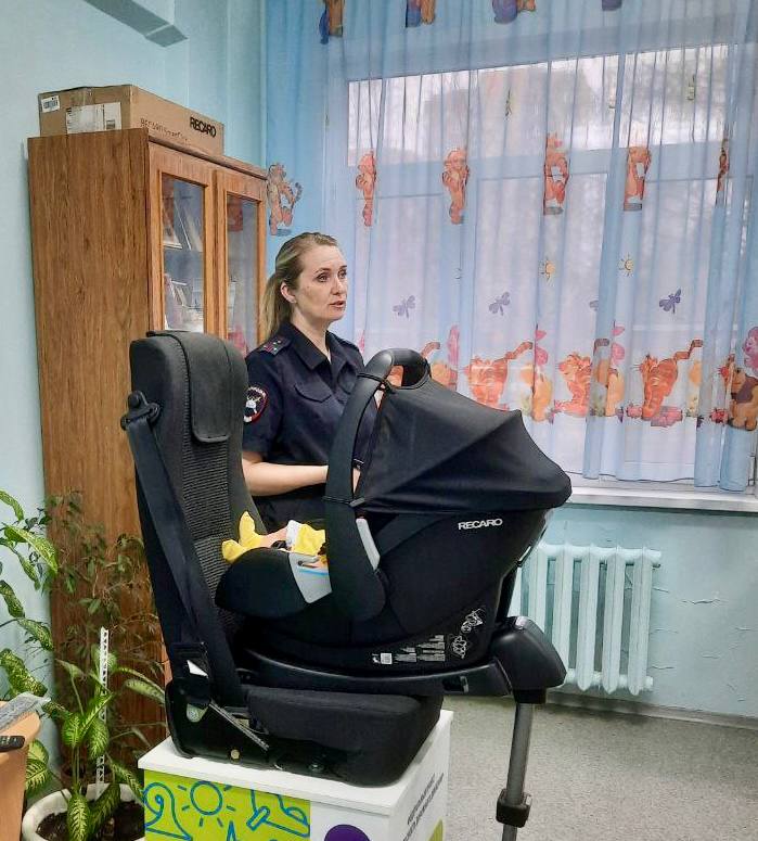 Будущих мам учат правильно перевозить малышей в детском автокресле Будущих мам учат правильно перевозить малышей в детском автокресле