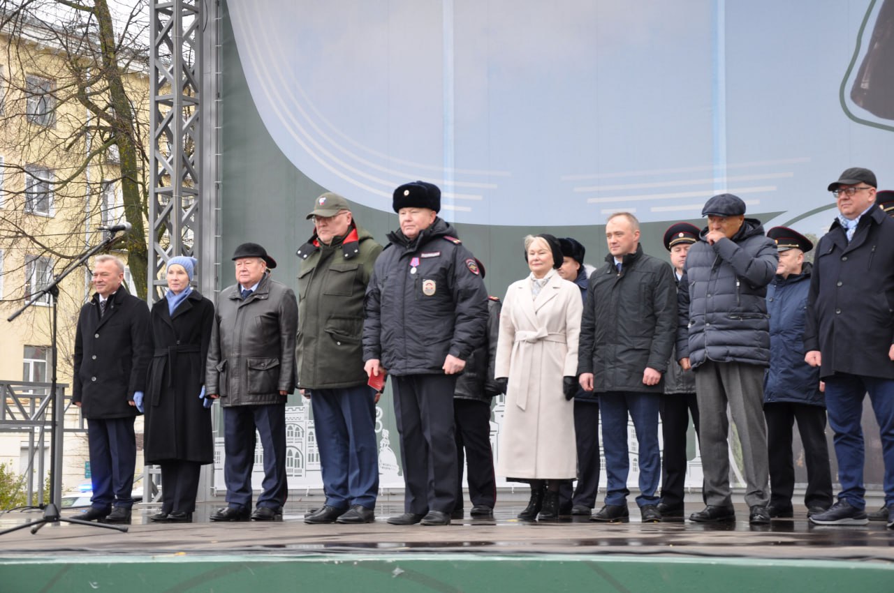 В Кирове на Театральной площади прошел гарнизонный инструктаж сил охраны правопорядка В Кирове на Театральной площади прошел гарнизонный инструктаж сил охраны правопорядка