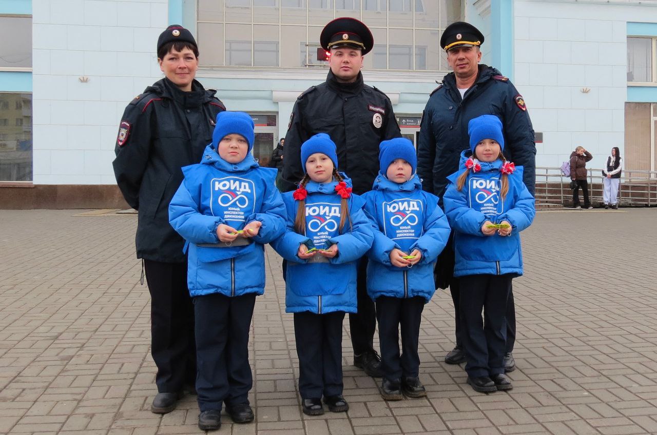 Юные инспекторы движения школы № 70 г.Кирова почтили память погибших при выполнении служебных обязанностей сотрудников полиции Юные инспекторы движения школы № 70 г.Кирова почтили память погибших при выполнении служебных обязанностей сотрудников полиции