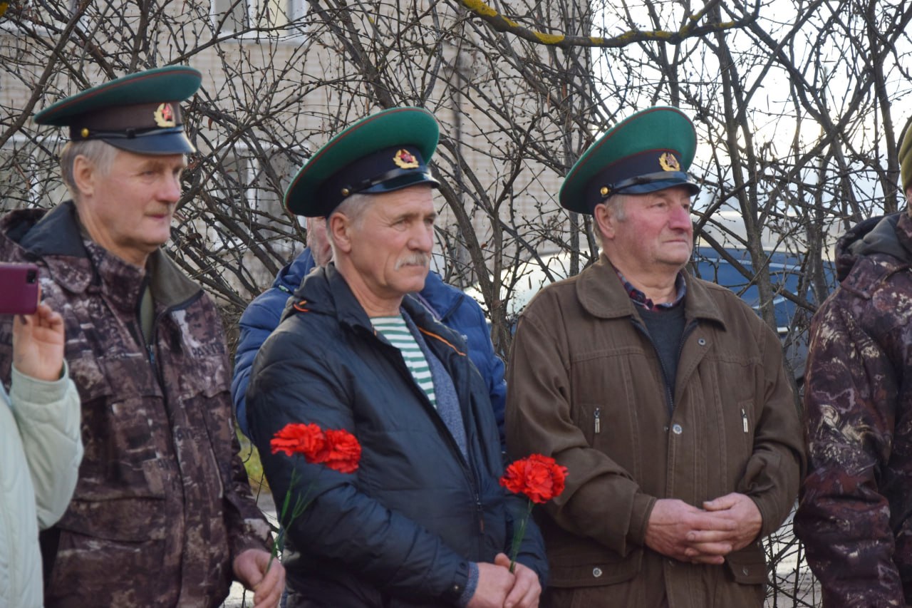 В п.Свеча на территории будущего сквера за памятником воинам-свечинцам и труженикам тыла состоялось торжественное открытие символа российской государственной границы