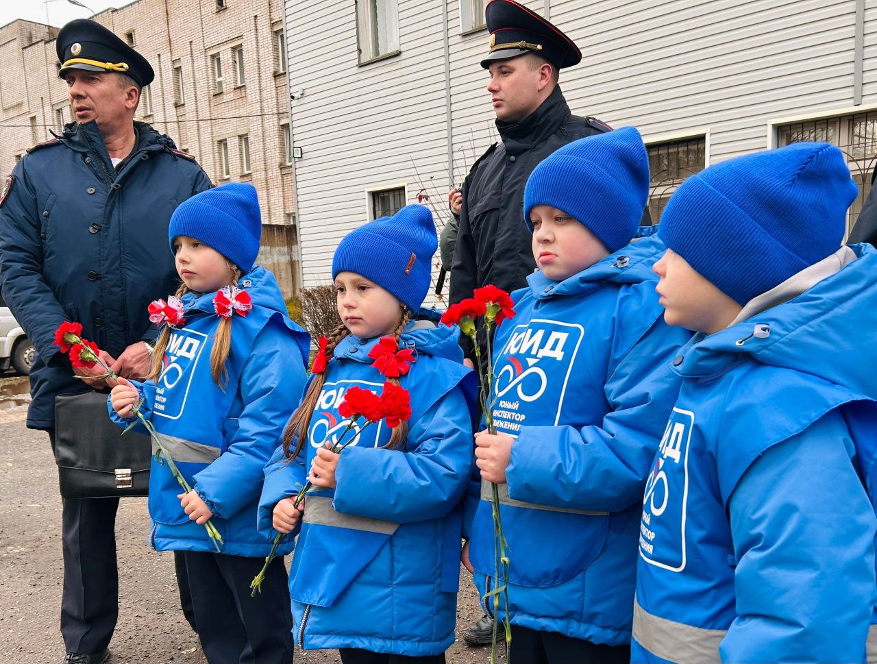 Юные инспекторы движения школы № 70 г.Кирова почтили память погибших при выполнении служебных обязанностей сотрудников полиции Юные инспекторы движения школы № 70 г.Кирова почтили память погибших при выполнении служебных обязанностей сотрудников полиции