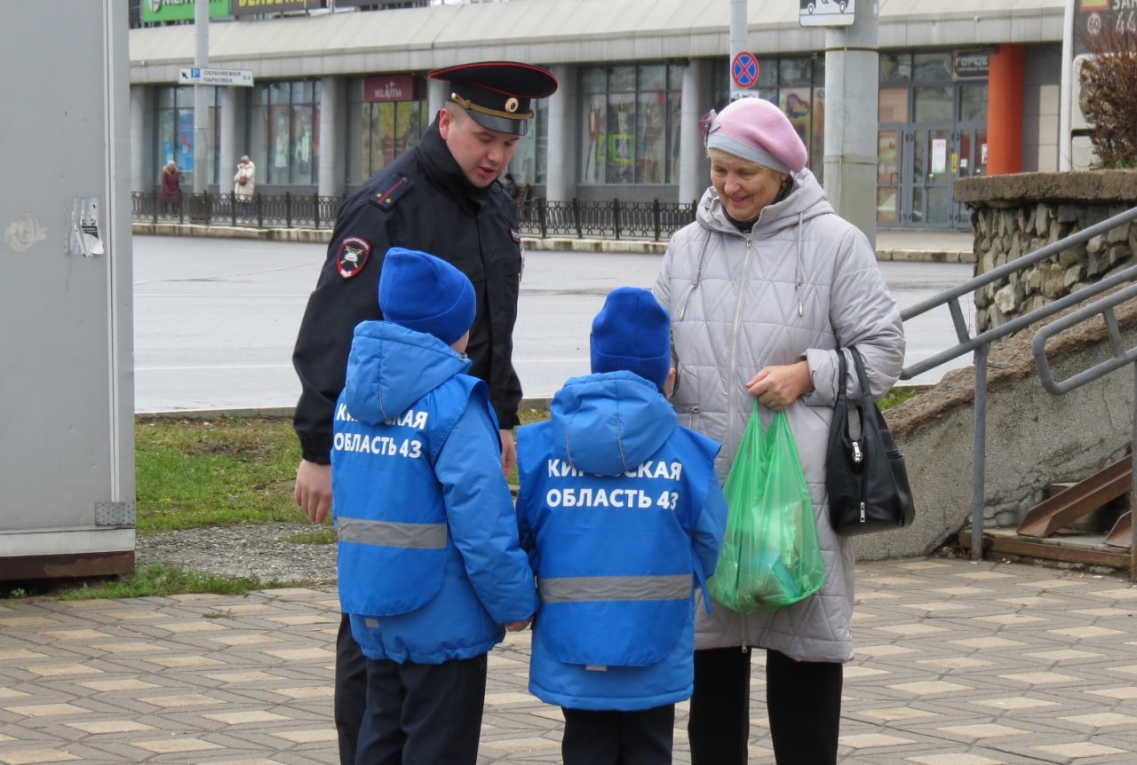 Кировские школьники почтили память погибших при выполнении служебных обязанностей сотрудников транспортной полиции Кировские школьники почтили память погибших при выполнении служебных обязанностей сотрудников транспортной полиции