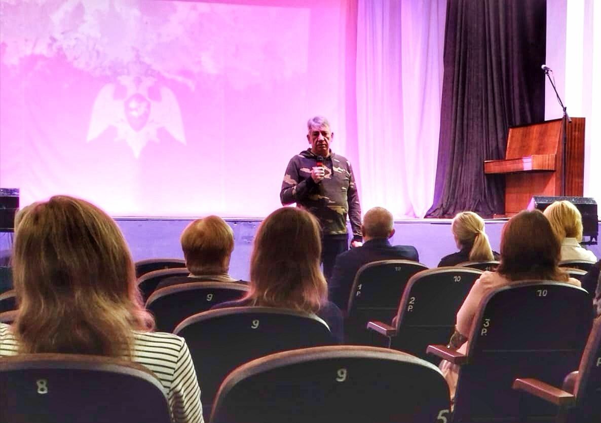 #прокуратураПомогает. В рамках проводимой правозащитной работы и персонального патронажа семей участников СВО исполняющий обязанности прокурора Зуевского района Антон Ренжин встретился с близкими родственниками военнослужащих #прокуратураПомогает. В рамках проводимой правозащитной работы и персонального патронажа семей участников СВО исполняющий обязанности прокурора Зуевского района Антон Ренжин встретился с близкими родственниками военнослужащих