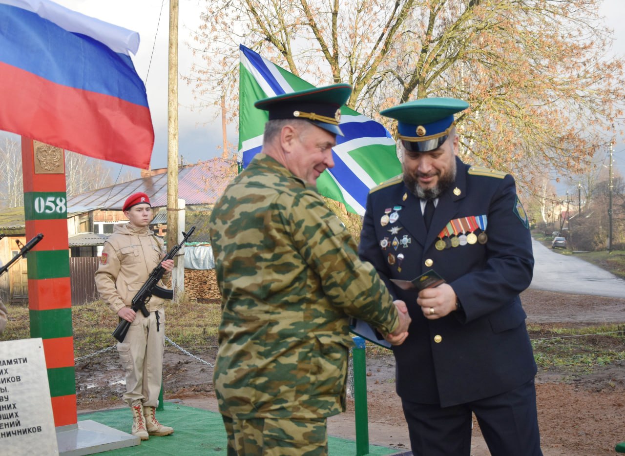 В п.Свеча на территории будущего сквера за памятником воинам-свечинцам и труженикам тыла состоялось торжественное открытие символа российской государственной границы В п.Свеча на территории будущего сквера за памятником воинам-свечинцам и труженикам тыла состоялось торжественное открытие символа российской государственной границы