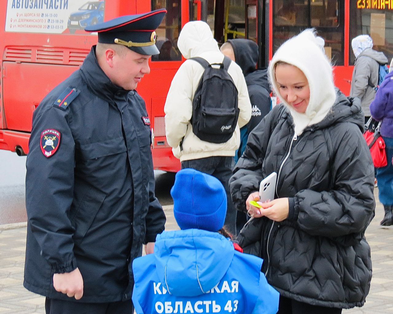 Юные инспекторы движения школы № 70 г.Кирова почтили память погибших при выполнении служебных обязанностей сотрудников полиции Юные инспекторы движения школы № 70 г.Кирова почтили память погибших при выполнении служебных обязанностей сотрудников полиции